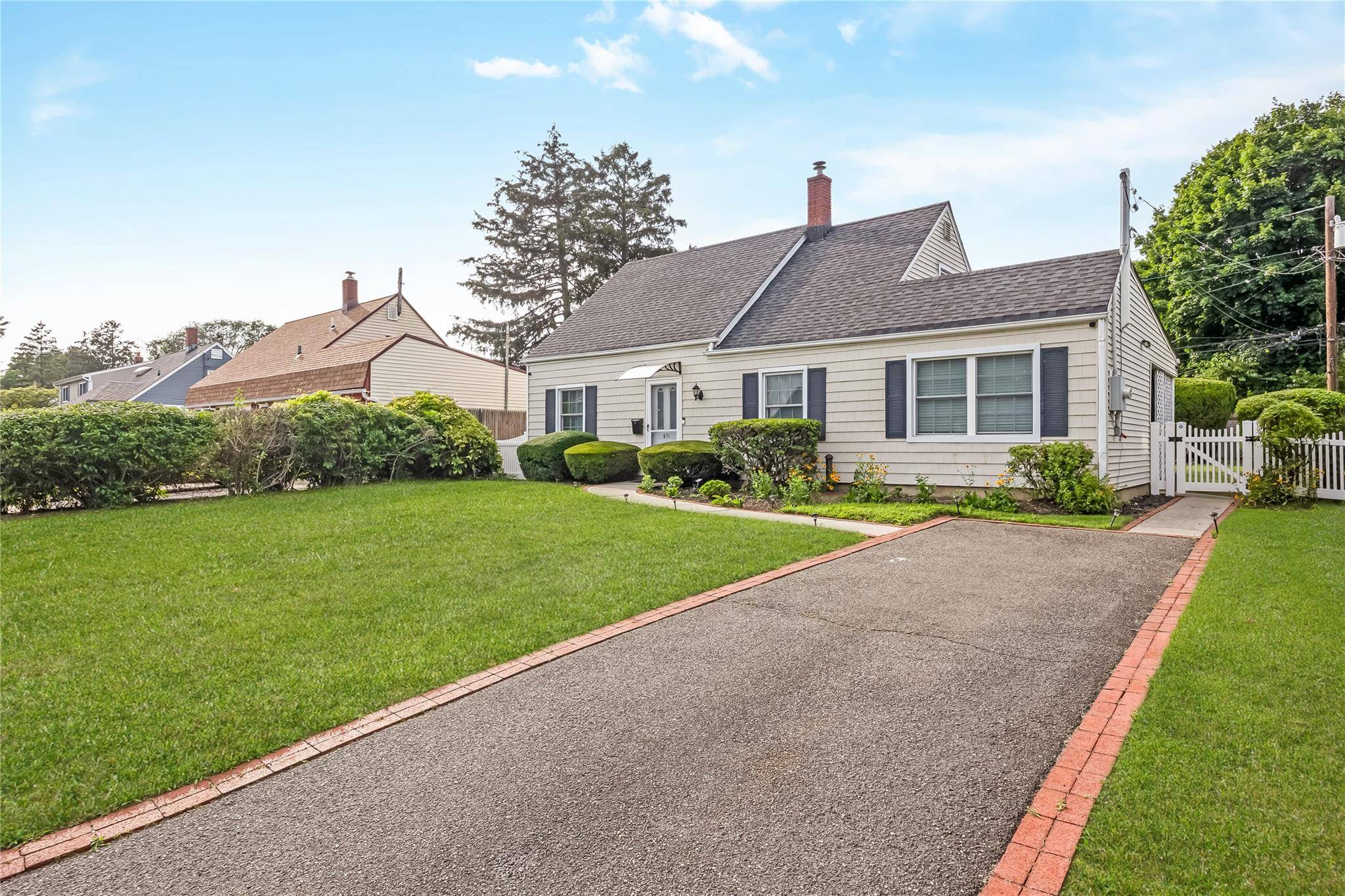 671 Whittier ST, Westbury, NY 11590