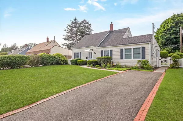 671 Whittier ST, Westbury, NY 11590