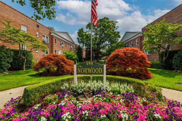 Rockville Centre, NY 11570,195 N Village AVE #2D