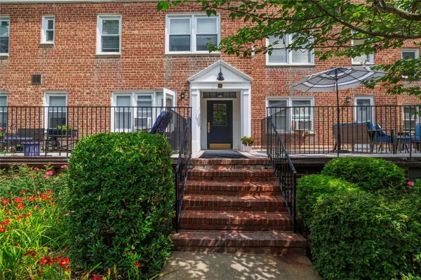 Rockville Centre, NY 11570,195 N Village AVE #2D