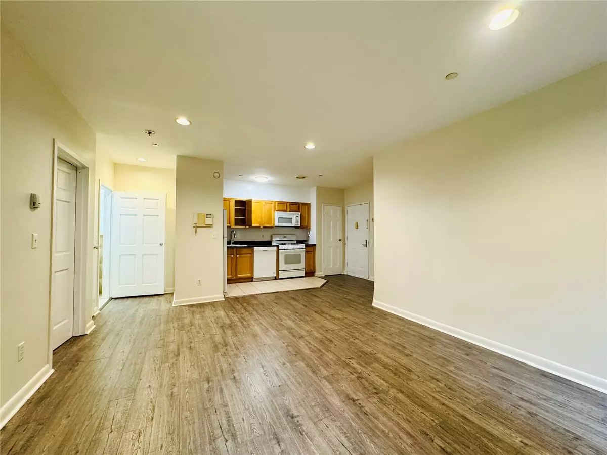 Kew Gardens, NY 11415,11882 Metropolitan AVE #1A