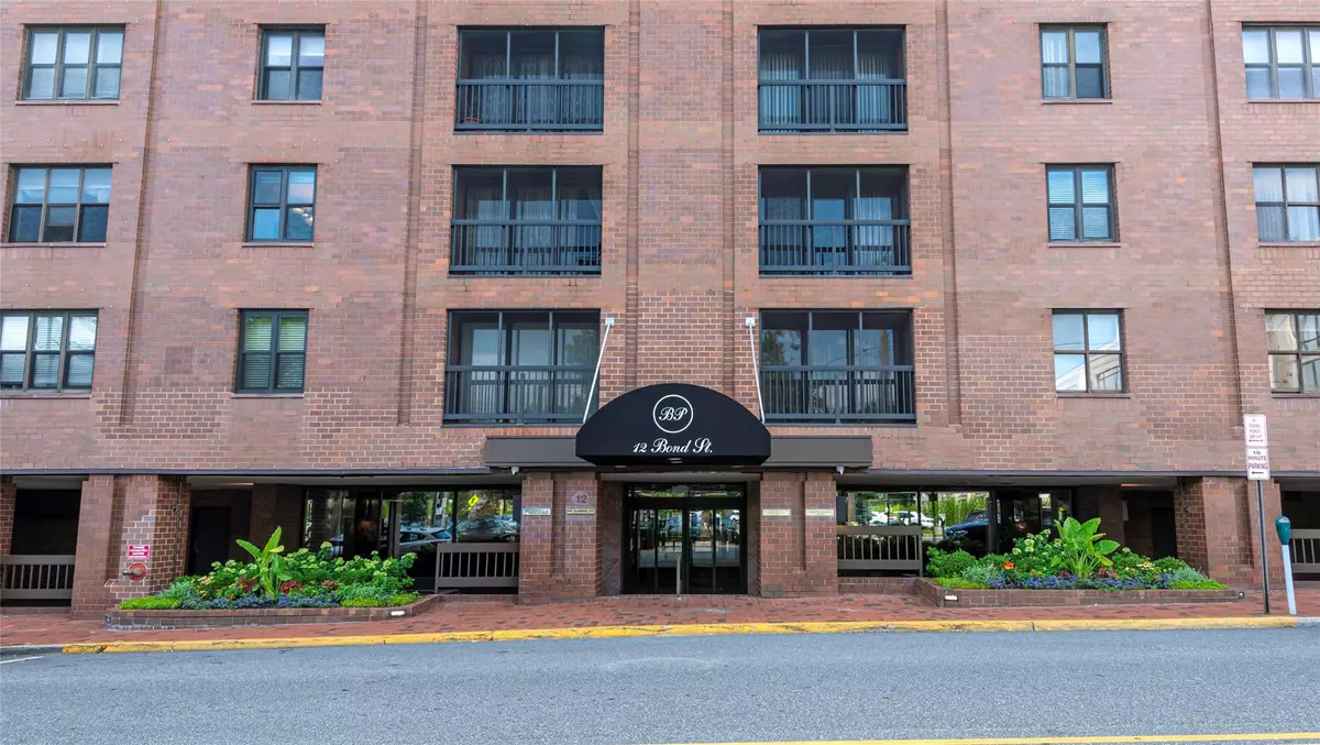 Great Neck, NY 11021,12 Bond ST #7A