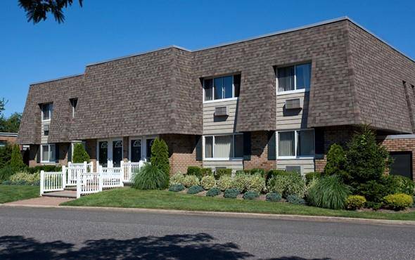 16 Philip WALK #PW16, West Babylon, NY 11704