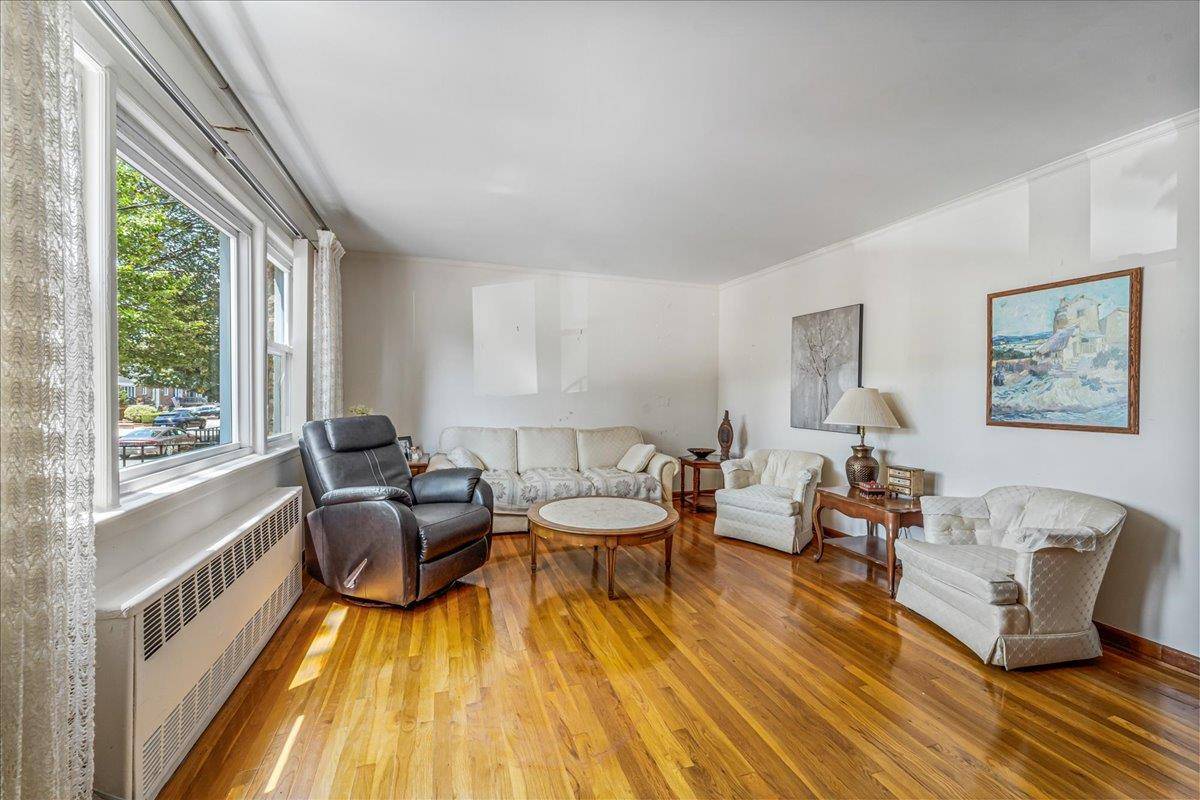 Middle Village, NY 11379,63-33 75th ST