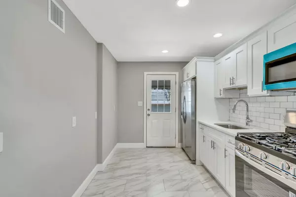 Lindenhurst, NY 11757,18 Schley AVE