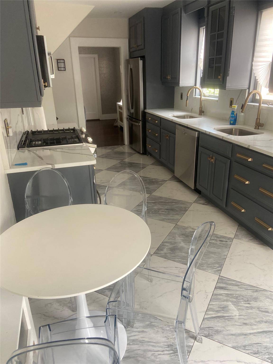 Cedarhurst, NY 11516,370 Roselle AVE