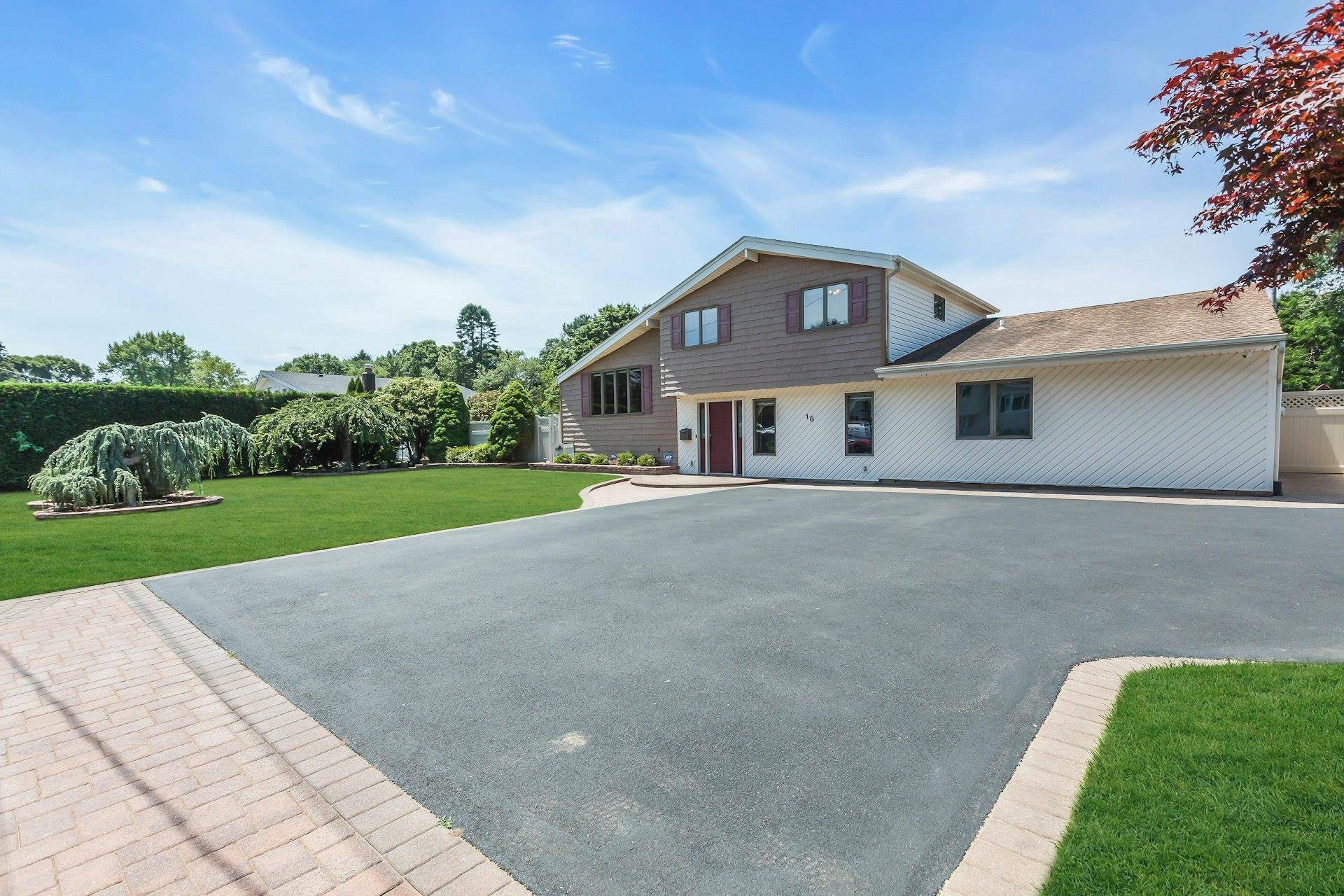 Oakdale, NY 11769,18 Cloverdale DR