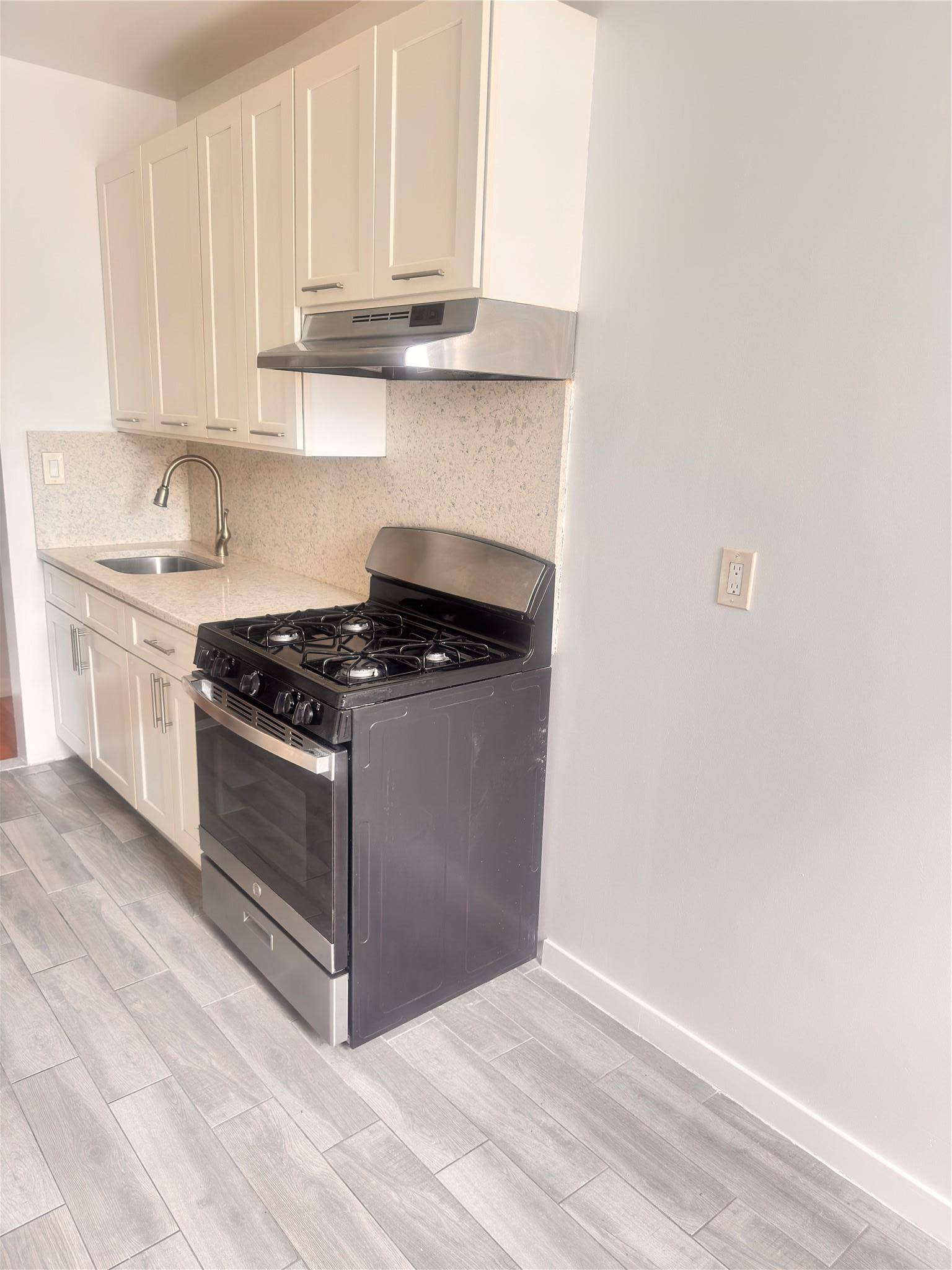 Flushing, NY 11354,141-25 Northern Blvd #C17