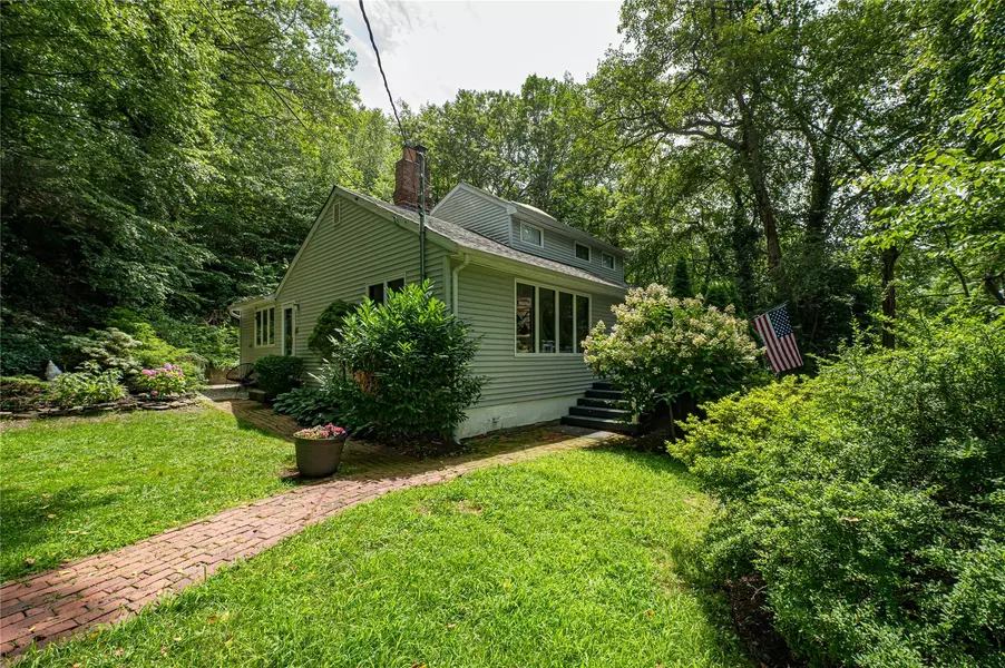 14 Laurel Hill RD, Centerport, NY 11721