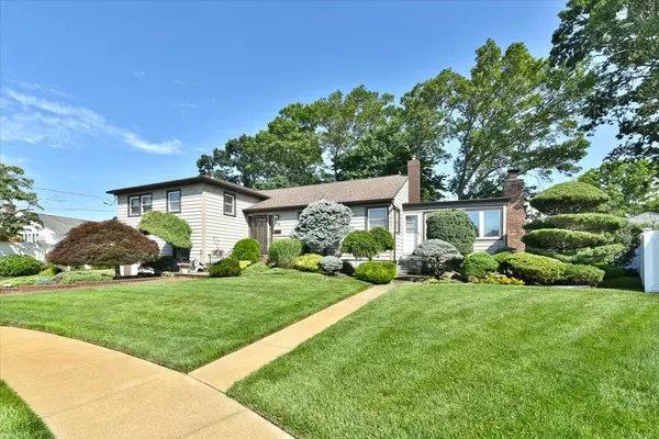Massapequa Park, NY 11762,18 Robin TER
