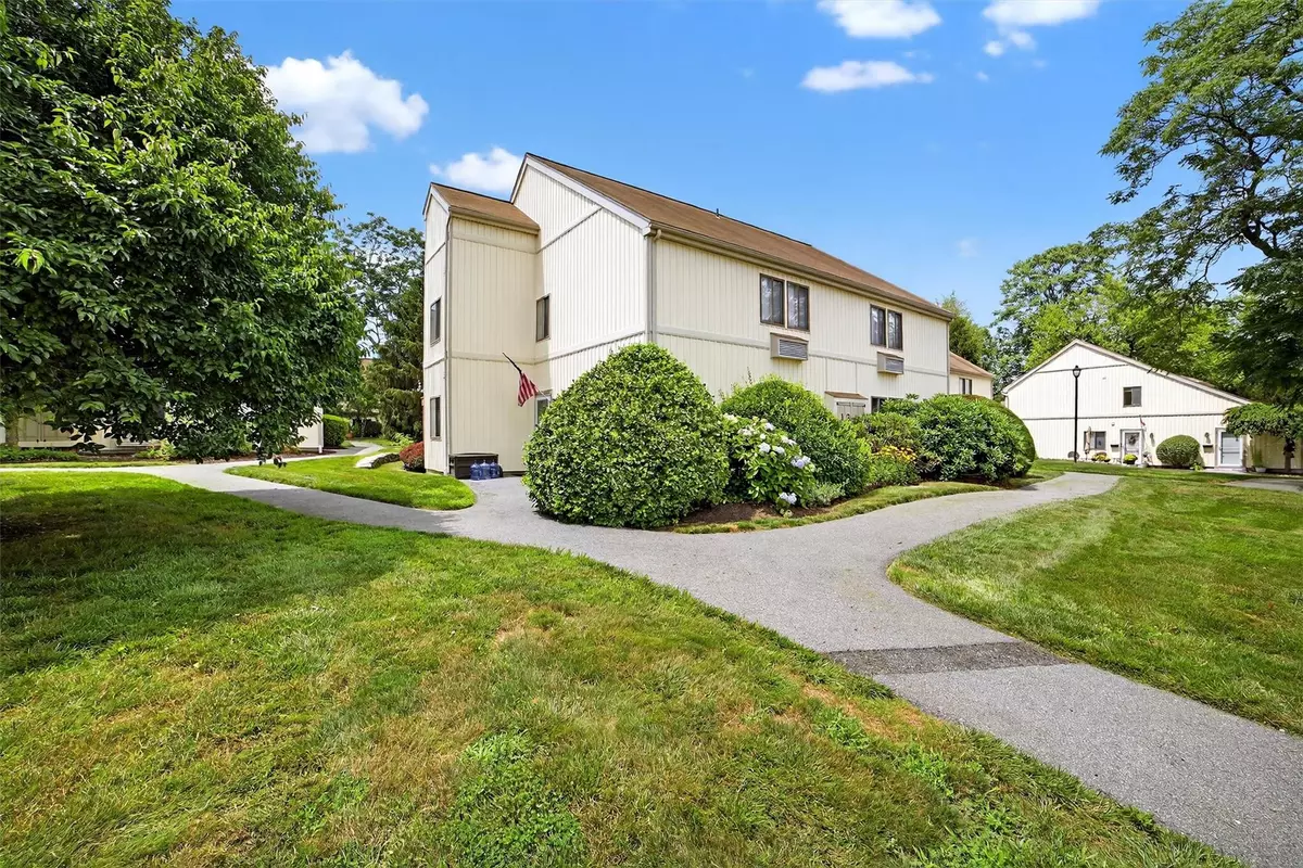 Mohegan Lake, NY 10547,13 Cromwell Place ##A