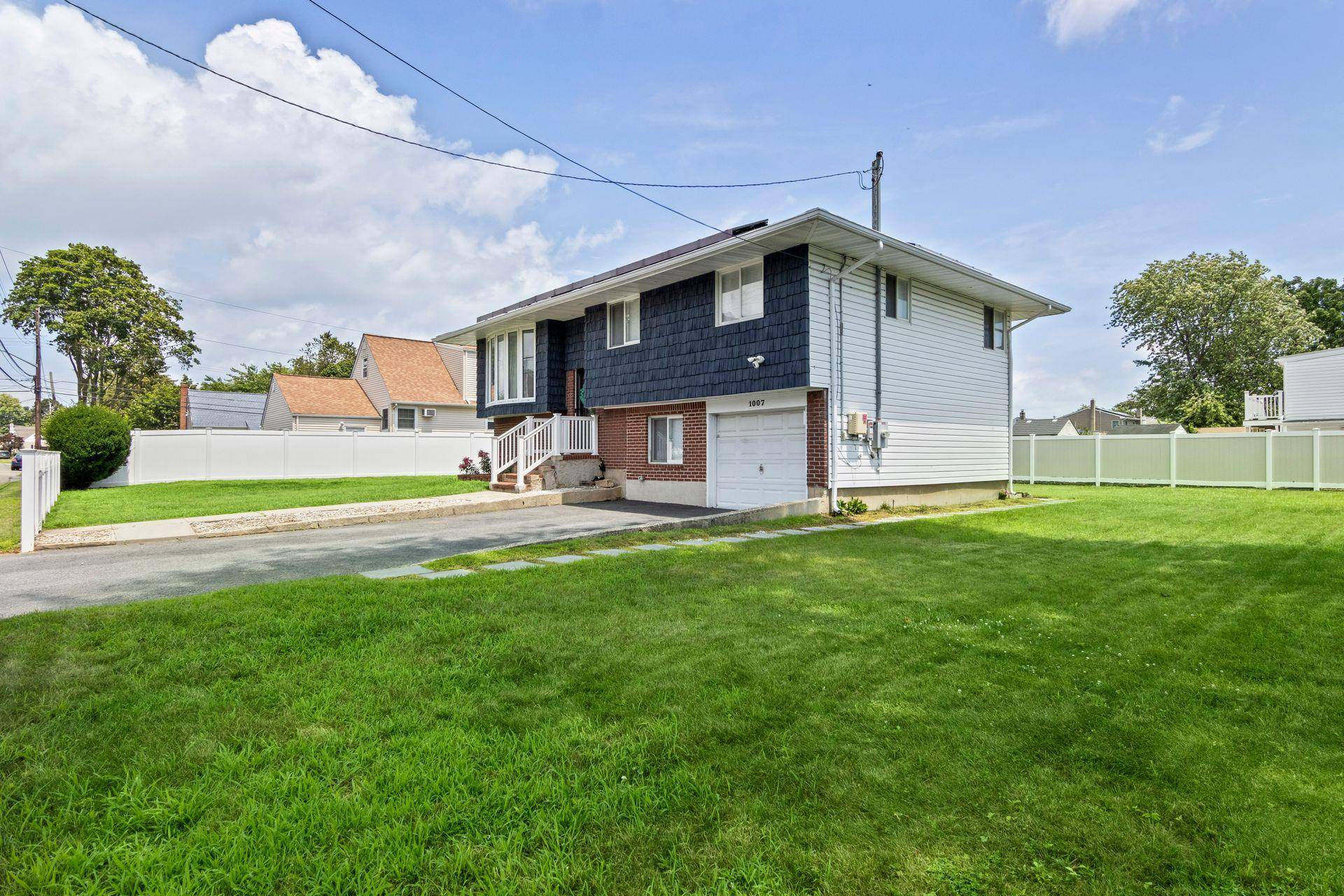 Lindenhurst, NY 11757,1007 Jackson AVE