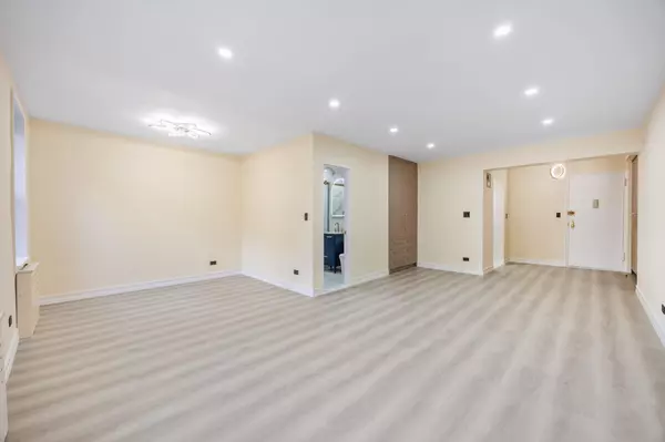 Forest Hills, NY 11375,100-25 Queens BLVD #3L