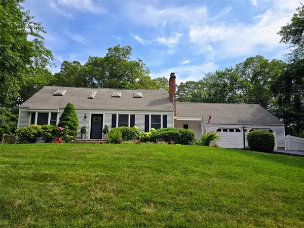 4 Greenway DR, Middle Island, NY 11953