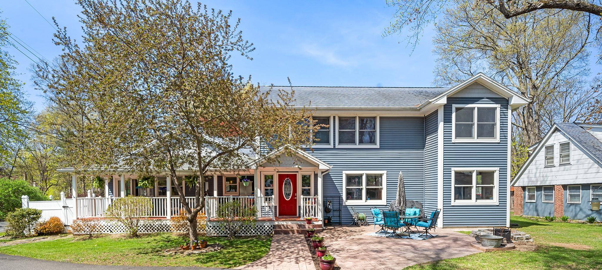 8 Oak DR, New Windsor, NY 12553