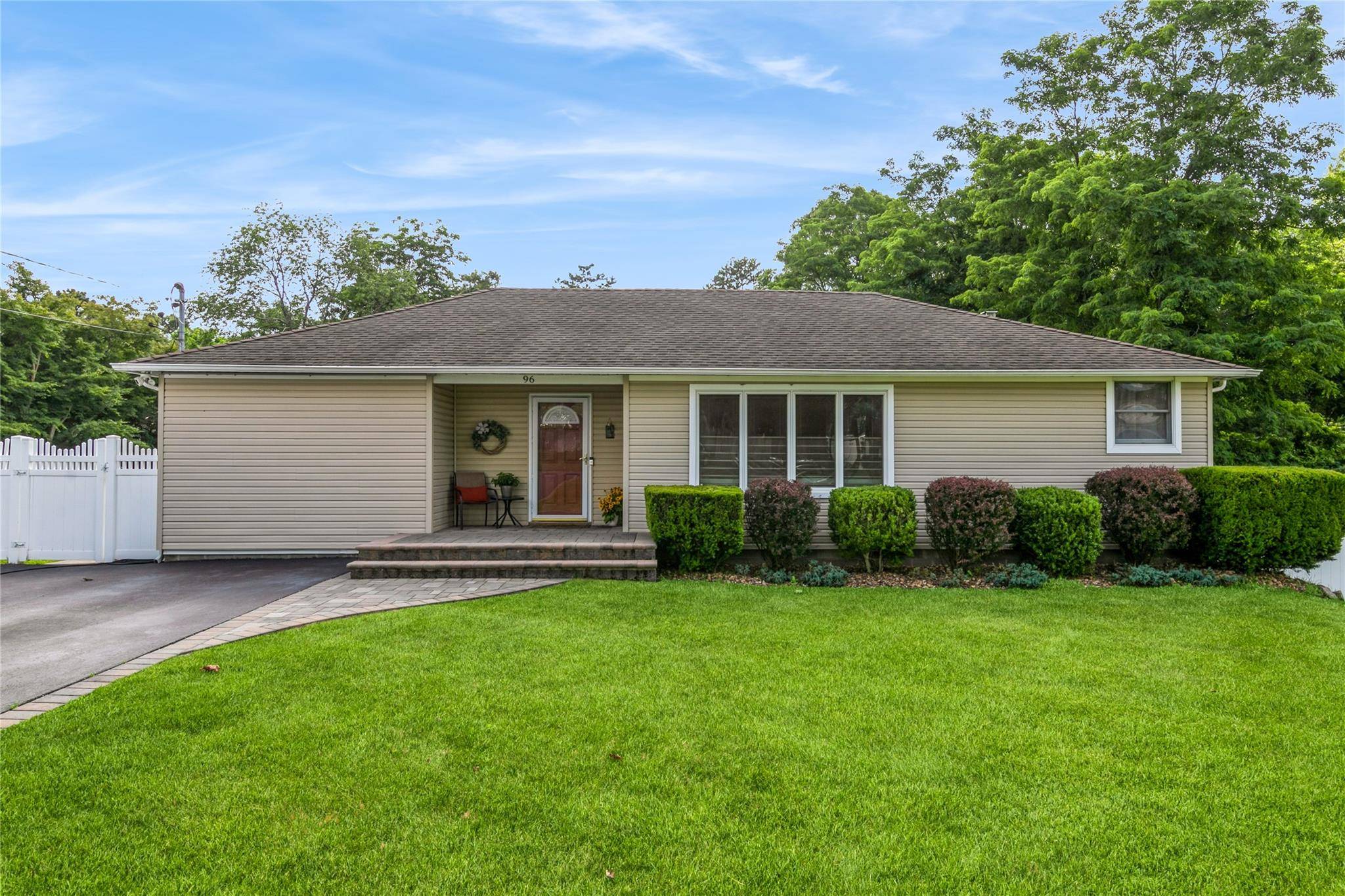 96 Maple ST, Medford, NY 11763