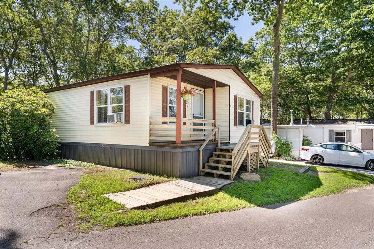 Hampton Bays, NY 11946,229 W Montauk HWY #10