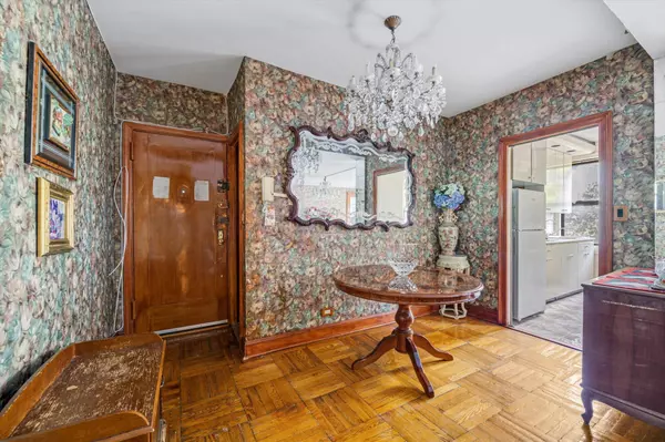 Rego Park, NY 11374,98-33 64th AVE #4G