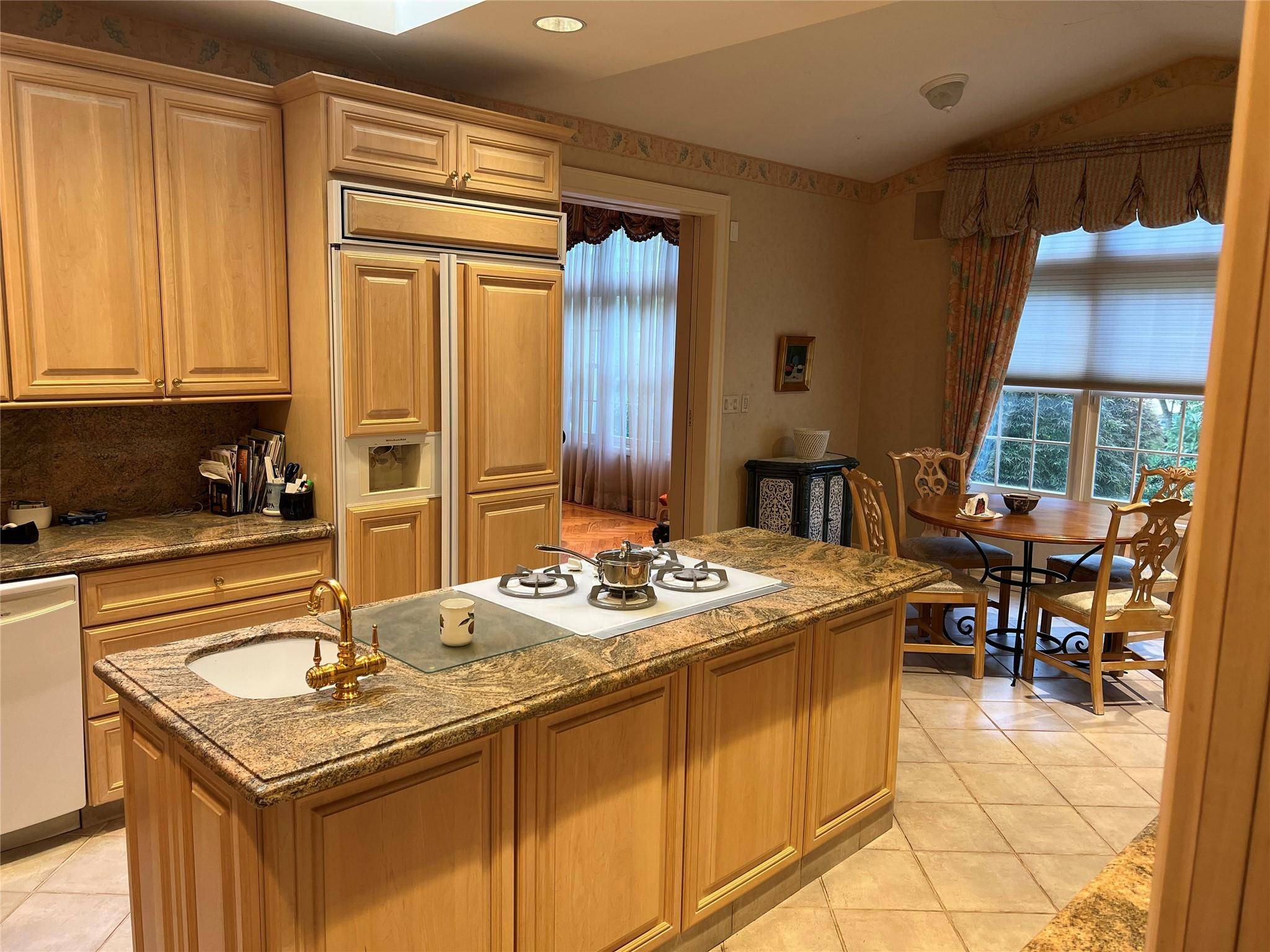 Roslyn, NY 11576,489 Links DR