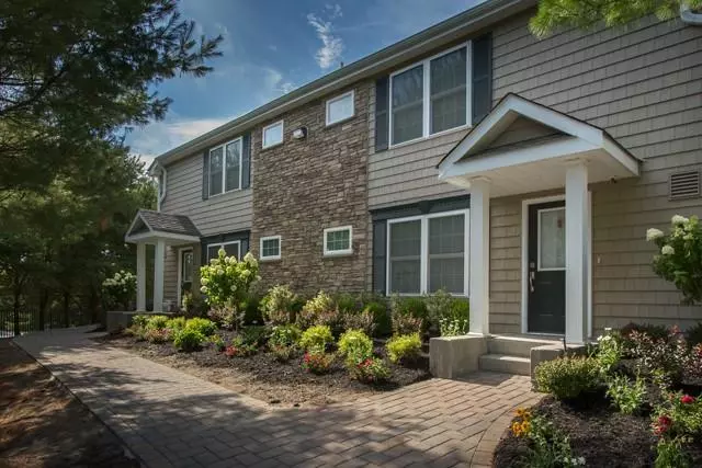Farmingville, NY 11738,100 Vista View DR #402