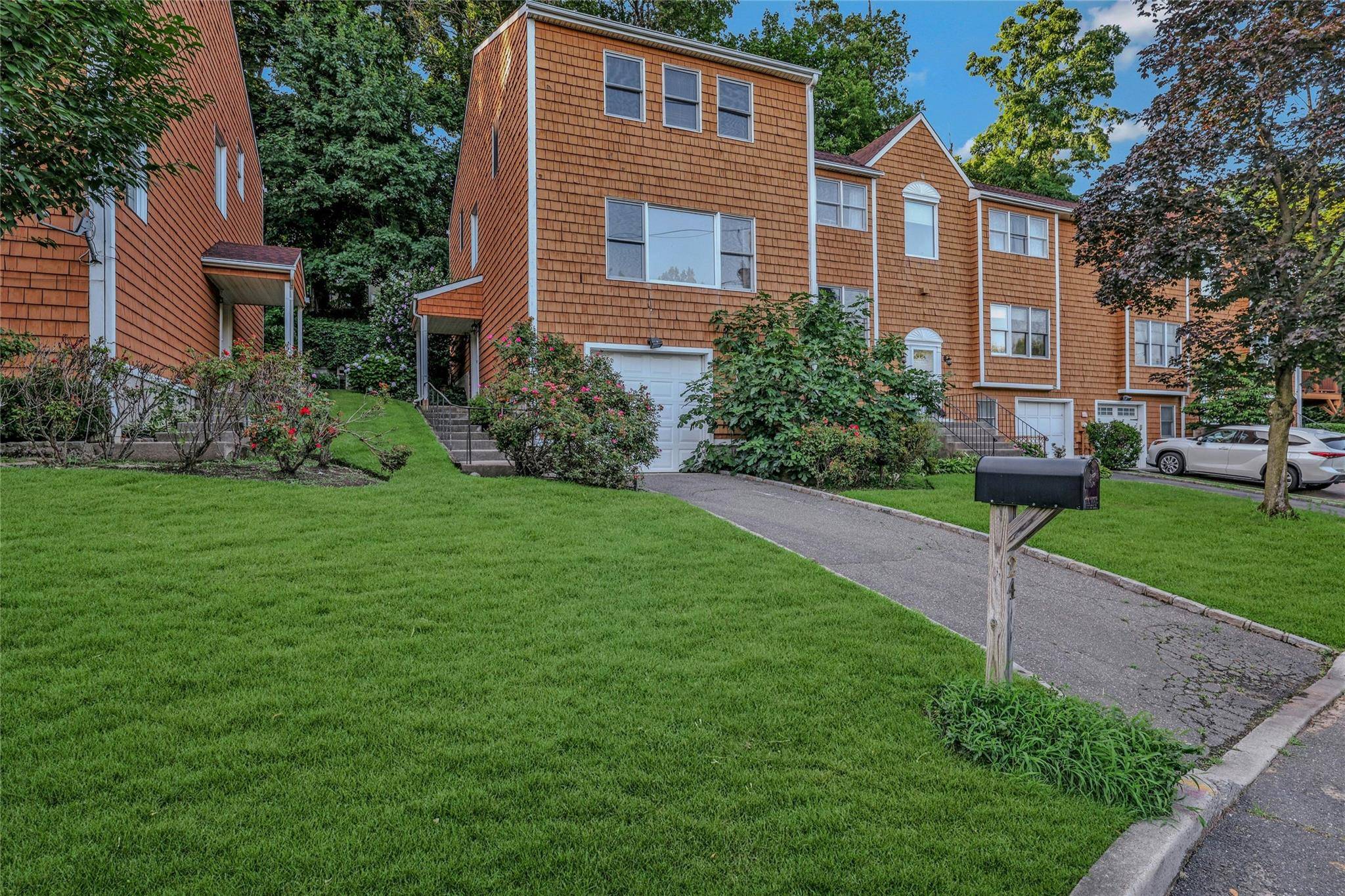 24 Herb Hill RD, Glen Cove, NY 11542
