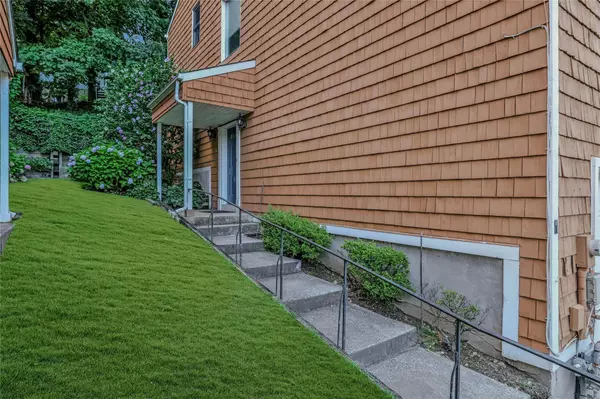 Glen Cove, NY 11542,24 Herb Hill RD