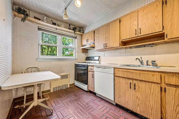 Fresh Meadows, NY 11365,16219 72nd AVE