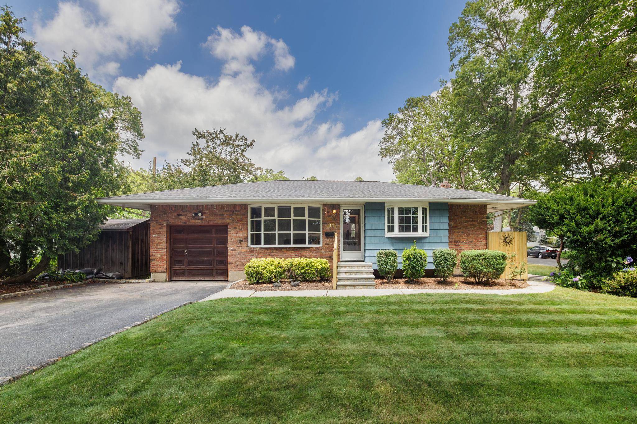 13 Pebble LN, Huntington Station, NY 11746