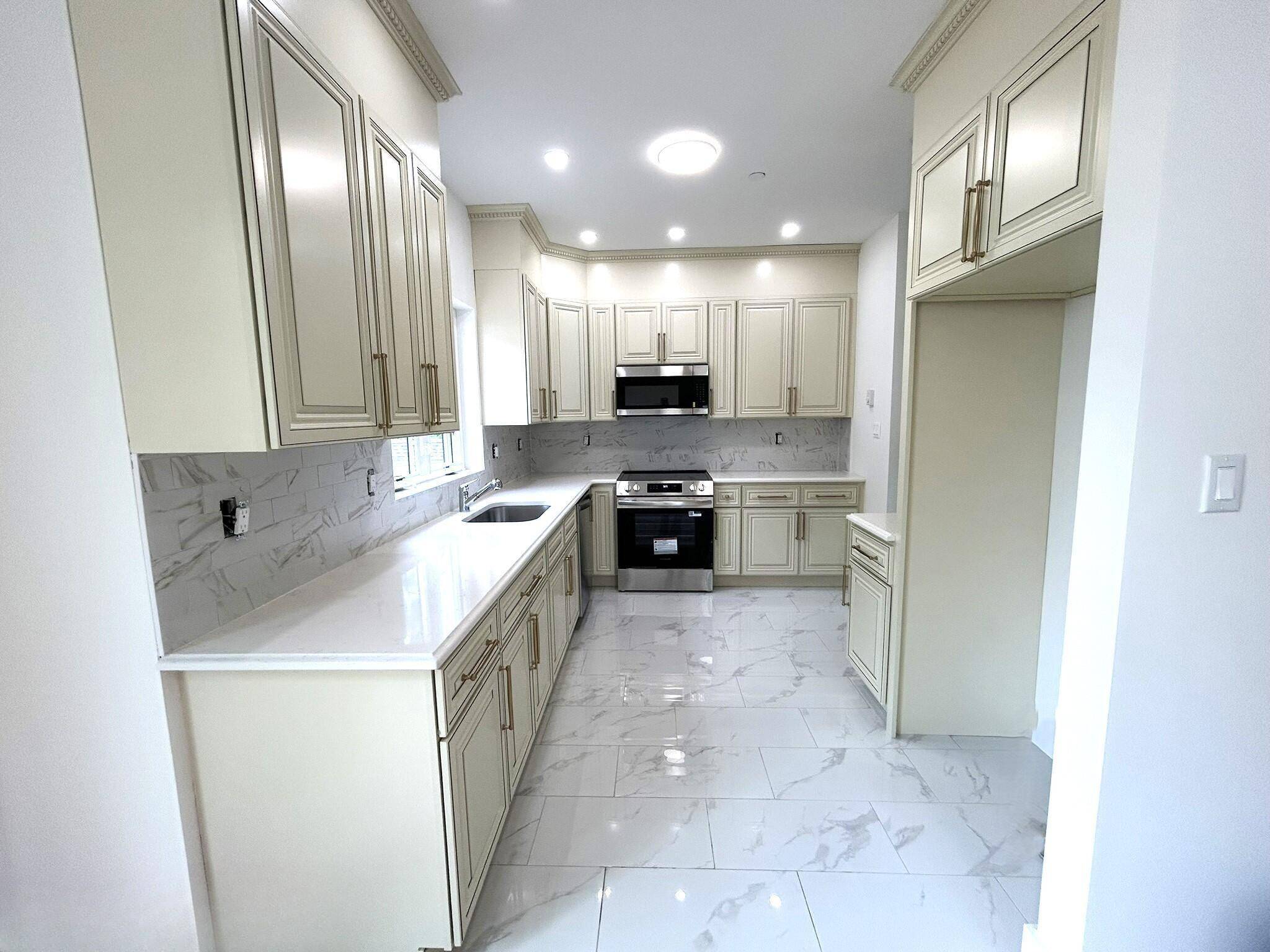 Staten Island, NY 10305,23 Marie ST