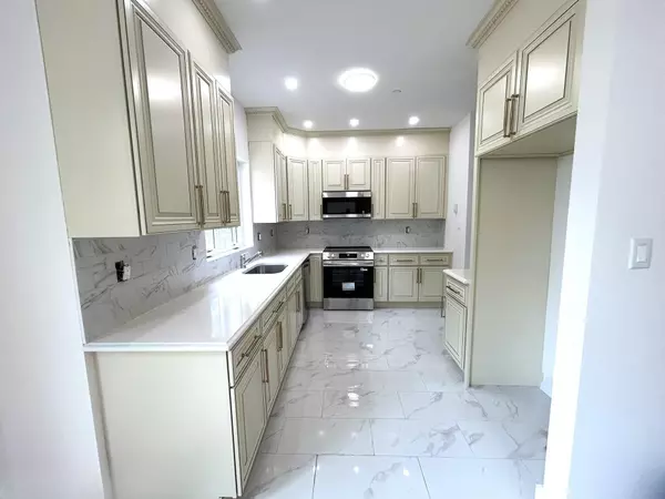 Staten Island, NY 10305,23 Marie ST