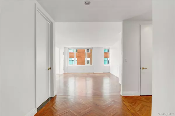 New York (manhattan), NY 10028,90 E End AVE #10B