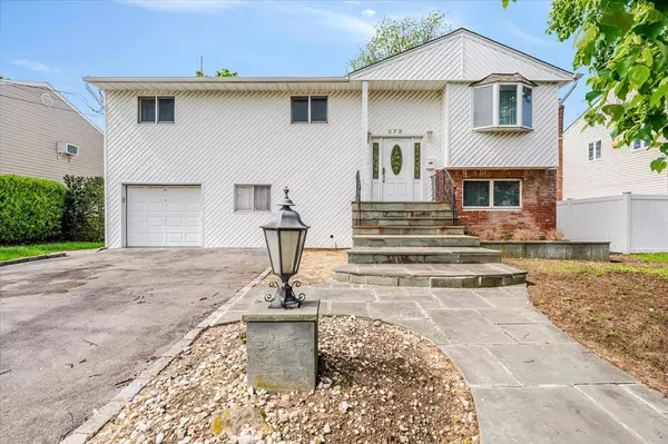 378 W Waukena AVE, Oceanside, NY 11572
