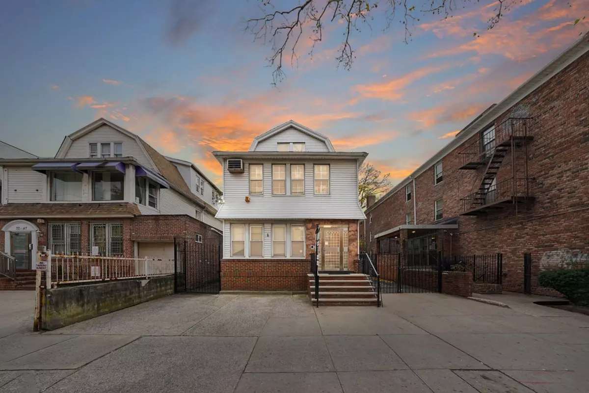 Jackson Heights, NY 11372,3751 76th ST