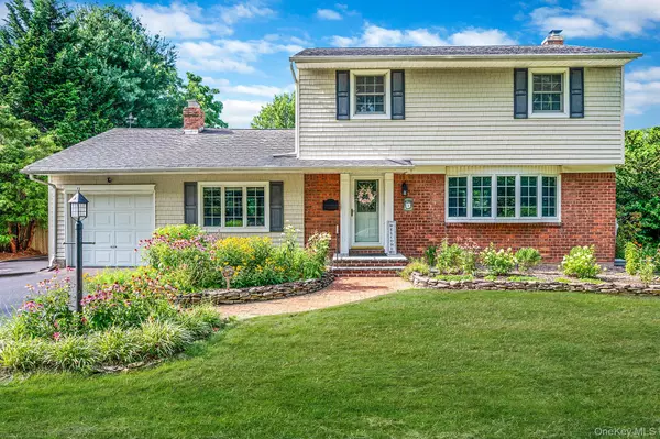 5 Amalia LN, Commack, NY 11725