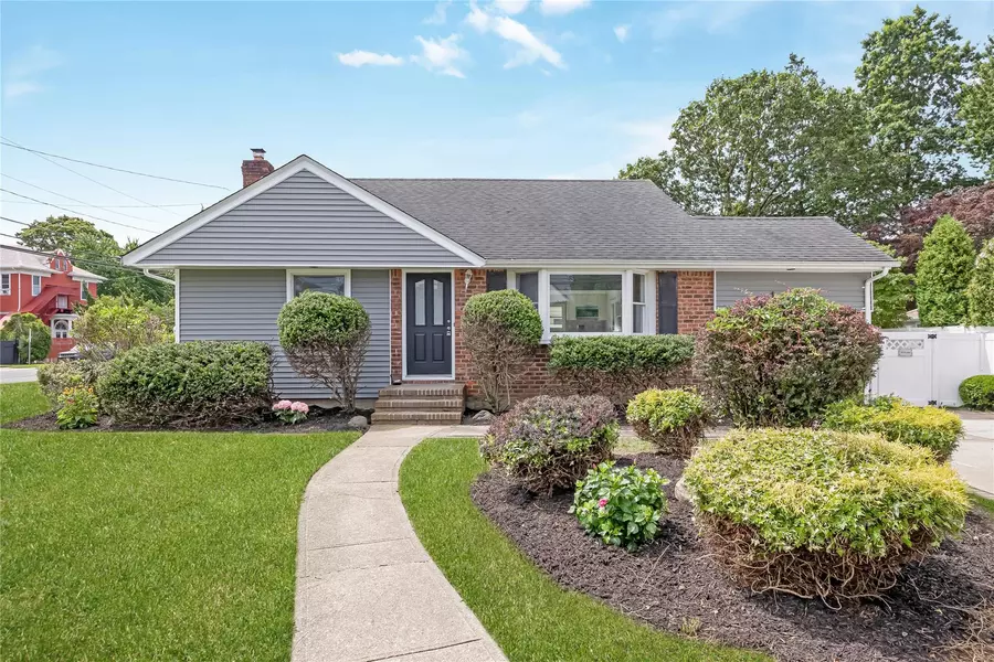 3388 Maplewood DR, Wantagh, NY 11793