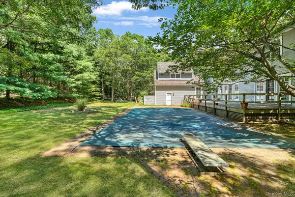 East Hampton, NY 11937,2 Old Hollow LN
