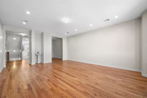 Bloomingburg, NY 12721,4 Market ST #301