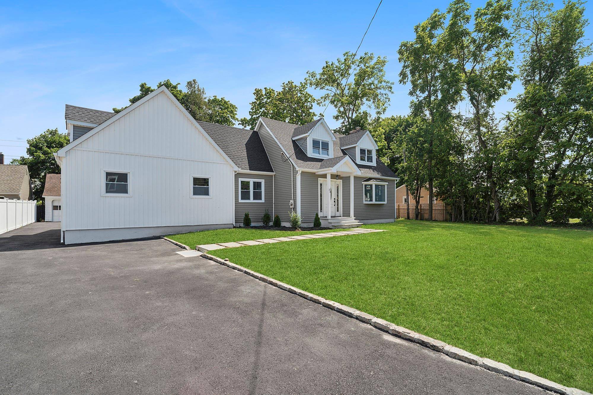 34 Smith ST, Greenlawn, NY 11740