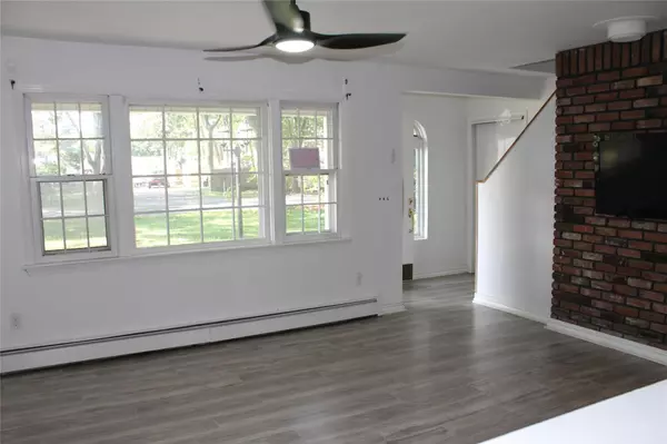Shirley, NY 11967,11 Roberts RD
