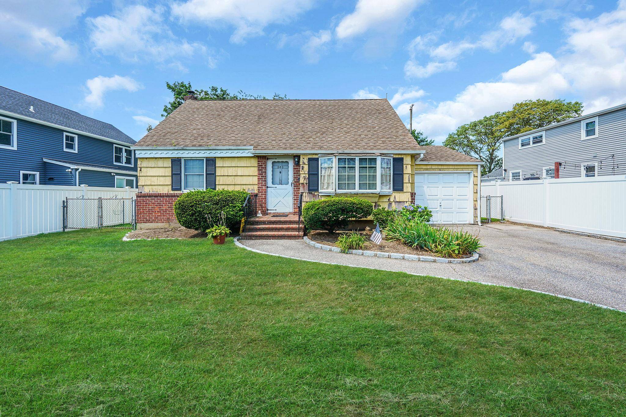 280 Carol DR, Massapequa Park, NY 11762