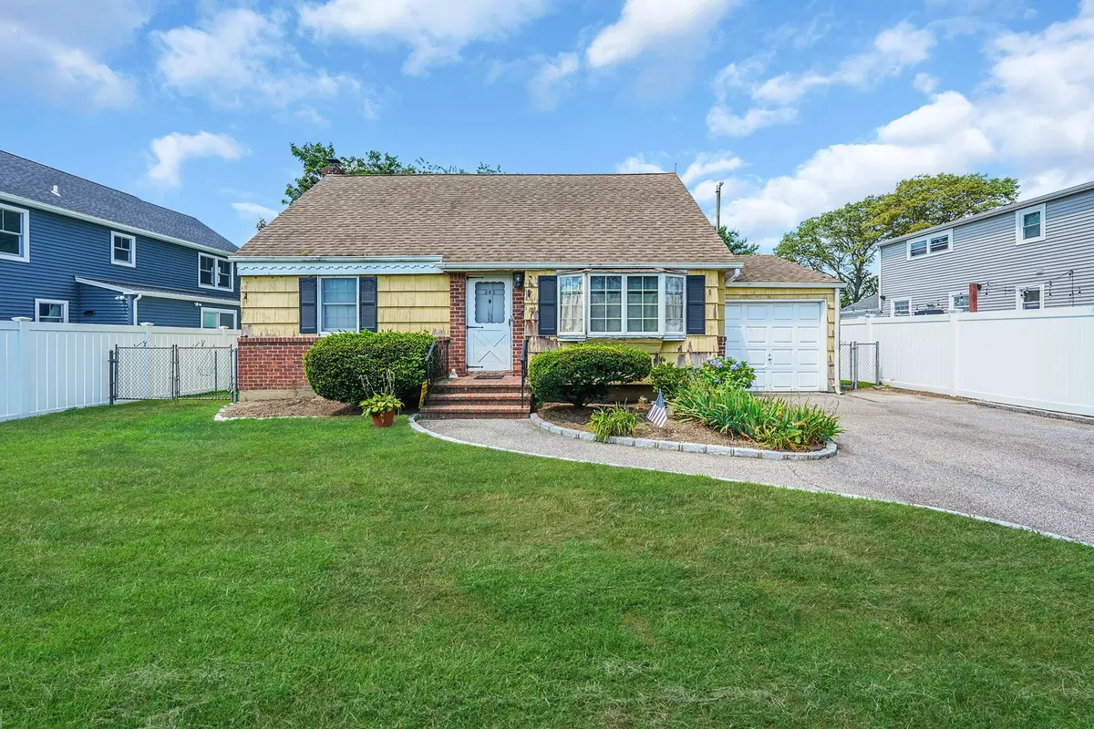 Massapequa Park, NY 11762,280 Carol DR