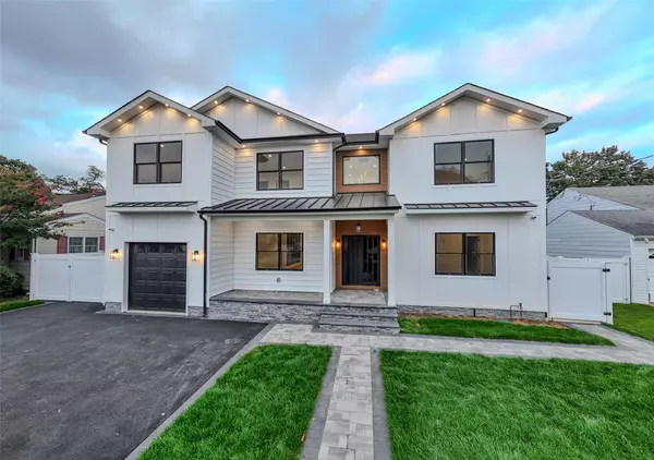 Westbury, NY 11590,9 Friends LN