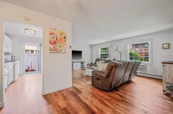 Port Jefferson, NY 11776,460 Old Town #8H