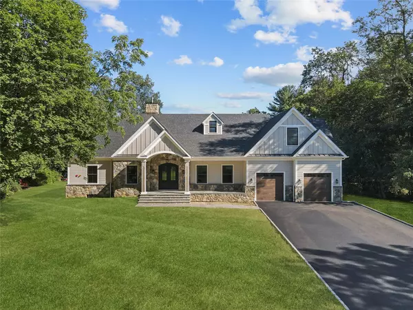 4 Circle DR, Mount Kisco, NY 10549