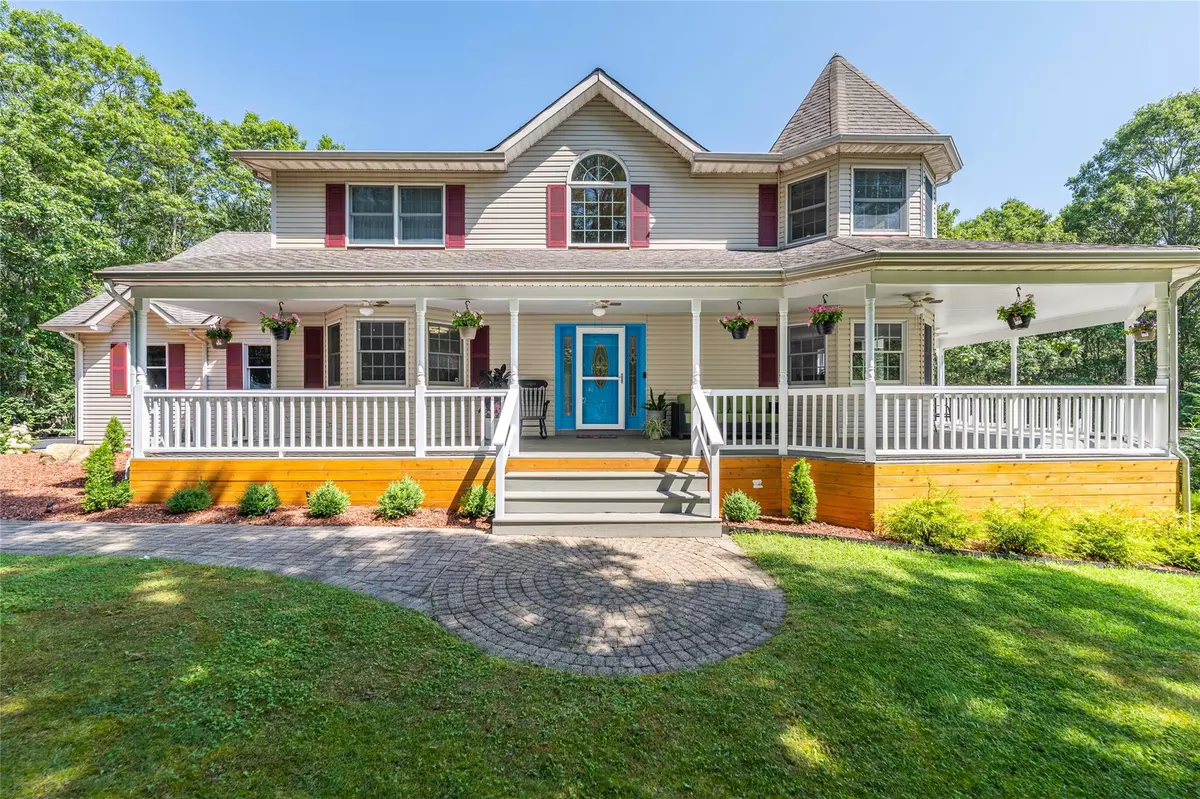 Manorville, NY 11949,15 Douglas LN