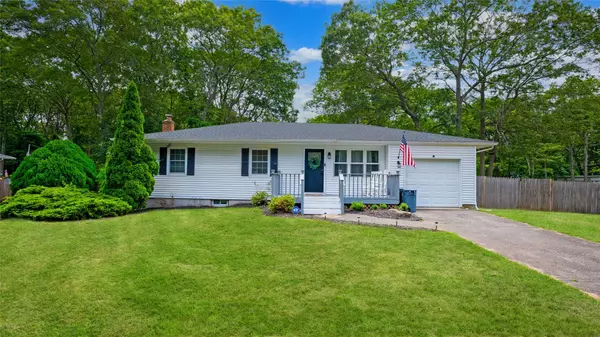 8 Stratler DR, Shirley, NY 11967