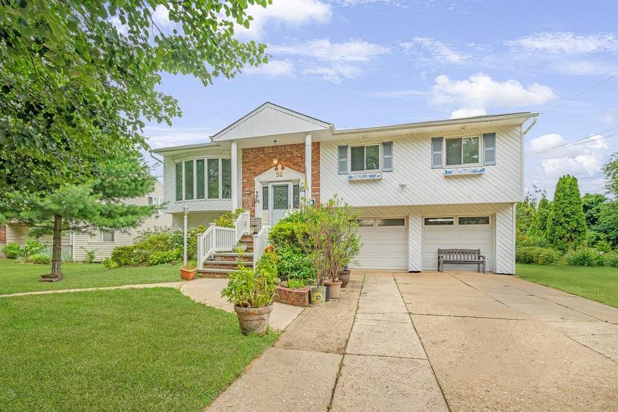 52 North DR, Manhasset Hills, NY 11040
