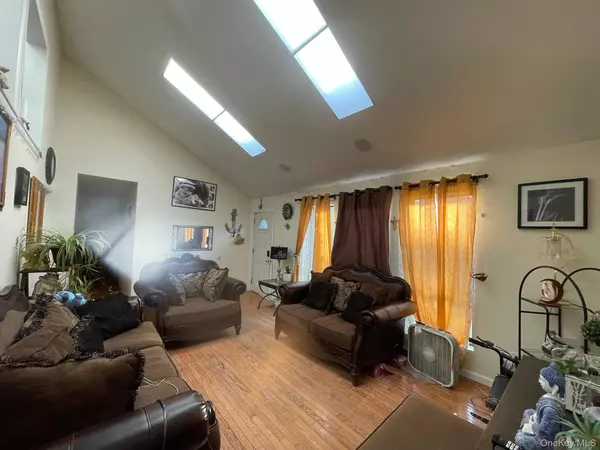 Shirley, NY 11967,4 Golden Gate LN