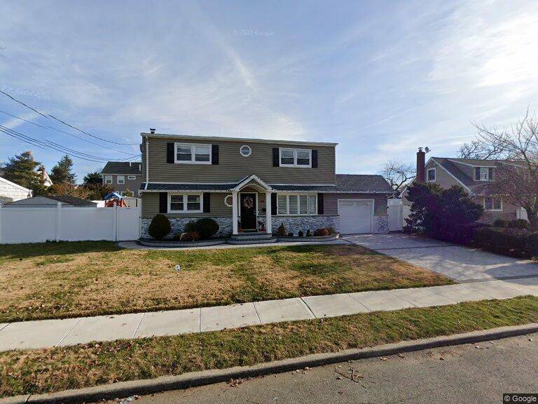 55 W Walnut ST, Farmingdale, NY 11735