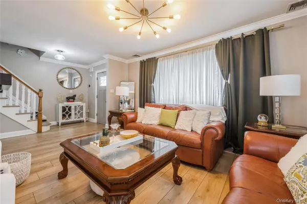 Valley Stream, NY 11580,48 Margaret DR